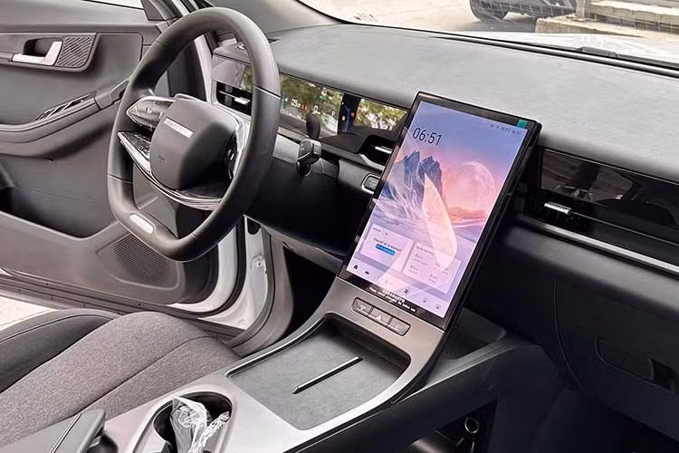 Ở vị trí trung tâm, Jaecoo J5 được trang bị màn hình cảm ứng kích thước lớn 13,2 inch được đặt dọc, hỗ trợ kết nối Apple CarPlay và Android Auto. Phía sau vô-lăng được trang bị màn hình hiển thị thông tin kỹ thuật số 8 inch.