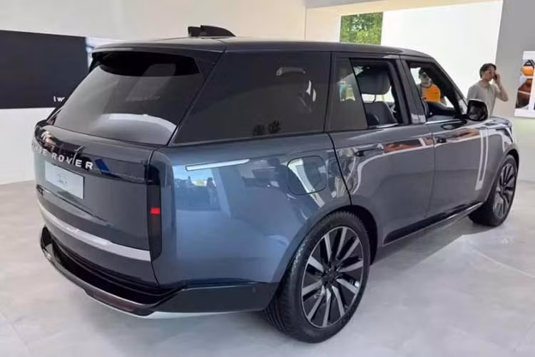 Xe có diện mạo tương đồng đáng kể với các phiên bản sử dụng động cơ đốt trong. Những thay đổi chủ yếu nằm ở hệ truyền động và cách bố trí các thành phần kỹ thuật bên dưới thân xe. Range Rover Electric được trang bị hai mô-tơ điện bố trí trên hai cầu, tạo thành hệ dẫn động bốn bánh. Hệ thống mô-tơ sử dụng chất bán dẫn silicon carbide và được thiết kế để tạo ra mô-men xoắn cao hơn khoảng 20% so với những mô-tơ có kích thước tương đương.