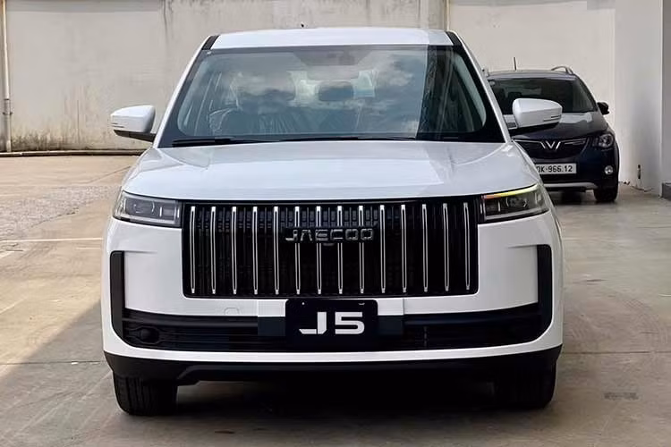 Jaecoo J5 là mẫu xe mới nhất của Omoda &amp; Jaecoo (Chery) được lắp ráp tại thị trường Việt Nam vào tháng 8/2026. Mẫu xe này được giới thiệu với 4 phiên bản, trong đó bản dùng động cơ xăng hoàn toàn với giá bán thấp nhất, tiếp đến là 2 bản dùng động cơ hybrid và một bản cao cấp dùng động cơ thuần điện.