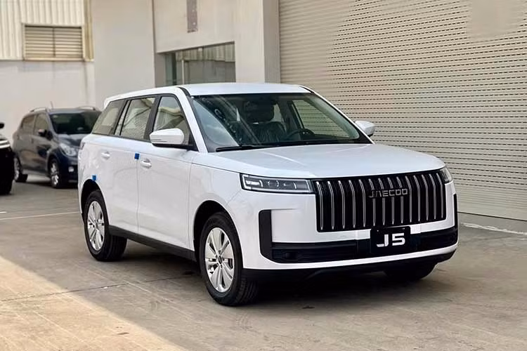 Phiên bản Jaecoo J5 Premium tại Việt Nam động cơ đốt trong là phiên bản thấp nhất của dòng xe này với giá bán ở mức 599 triệu đồng. Đối với nhóm khách hàng đầu tiên, hãng mang đến ưu đãi hỗ chi phí nhiên liệu có thể quy đổi thành giảm giá tiền mặt. Điều này giúp giá bán xe hạ thấp đến mức 499 triệu đồng.