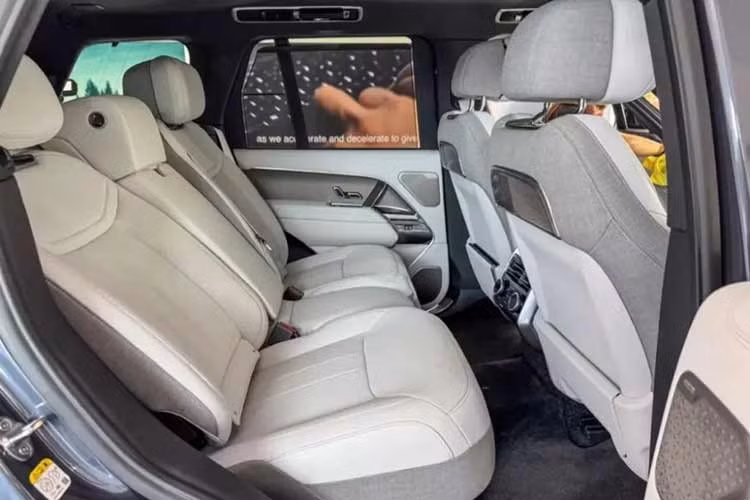 Xe có khả năng tăng tốc từ 0-96 km/h trong 4,3 giây. Khả năng tăng tốc trong dải vận tốc trung gian cũng được chú trọng. Range Rover Electric cần 2,7 giây để tăng tốc từ 80 lên 120 km/h. Theo Land Rover, đây là mẫu Range Rover có mô-men xoắn lớn nhất từ trước đến nay. Bên cạnh hiệu suất, hãng cũng đặt mục tiêu giảm tiếng ồn và độ rung. Đây được định vị là mẫu xe vận hành yên tĩnh nhất trong lịch sử thương hiệu.