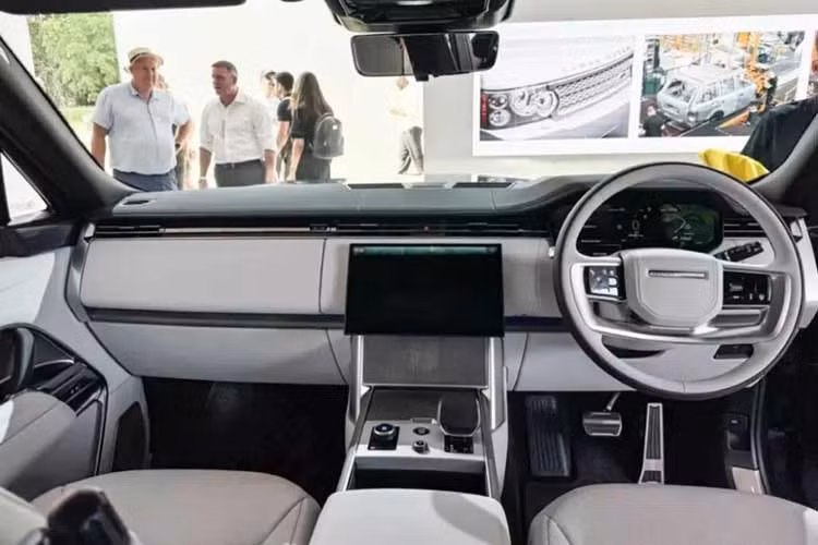 Land Rover đồng thời công bố mức vận hành thực tế theo đánh giá nội bộ ở khoảng 535 km. Hệ thống pin hoạt động cùng kiến trúc điện 800V, hỗ trợ sạc nhanh DC với công suất tối đa 350 kW. Trong điều kiện phù hợp, pin có thể được sạc từ 10% lên 80% trong khoảng 22 phút. Land Rover cho biết chỉ cần 10 phút sạc, xe có thể bổ sung khoảng 220 km phạm vi hoạt động.