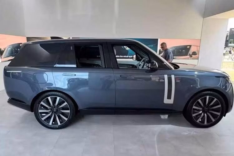 Range Rover Electric 2027 mới được phát triển trên nền tảng MLA (Modular Longitudinal Architecture), kiến trúc khung gầm vốn được Jaguar Land Rover thiết kế để sử dụng cho nhiều loại hệ truyền động. Vì vậy, dù chuyển sang hệ thống động lực thuần điện, mẫu xe mới vẫn duy trì phần lớn thiết kế đặc trưng của Range Rover thế hệ thứ 5.