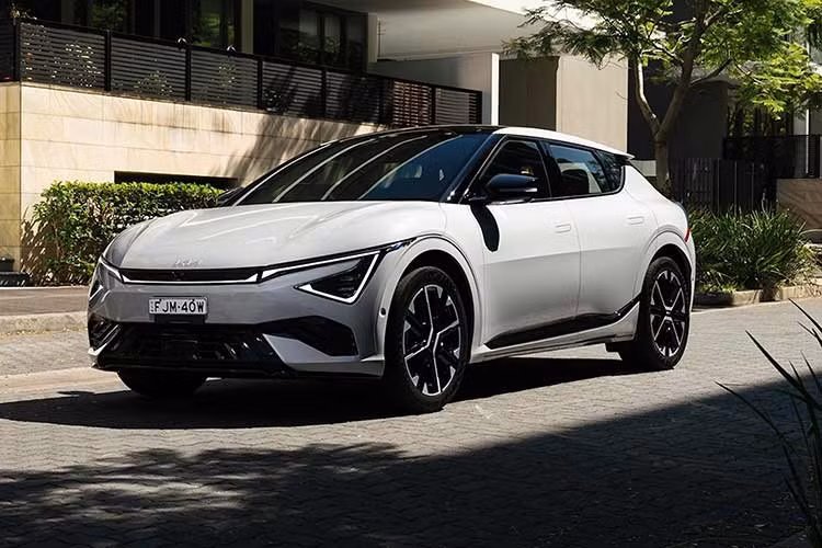Mới đây, hãng xe Hàn Quốc Kia vừa mới ra mắt chiếc xe EV6 2026 cho các khách hàng của mình, theo đó, xe có giá khởi điểm là 72.660 đô la Úc (tương đương 48.660 đô la Mỹ - khoảng 1,26 tỷ đồng) cho phiên bản Air RWD cơ bản, trong khi phiên bản GT-Line RWD có giá từ 79.660 đô la Úc (53.350 đô la Mỹ - khoảng 1,39 tỷ đồng).