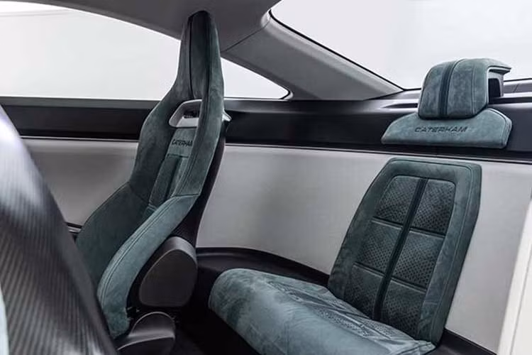 Project V sử dụng pin làm mát bằng chất lỏng từ Xing Mobility, dung lượng 55 kWh, cho tầm hoạt động khoảng 400 km theo chuẩn WLTP. Xe hỗ trợ sạc nhanh DC, dùng cổng NACS, nhưng Caterham không chạy đua thông số sạc mà ưu tiên hiệu quả năng lượng và khả năng xả pin ổn định khi vận hành thể thao.