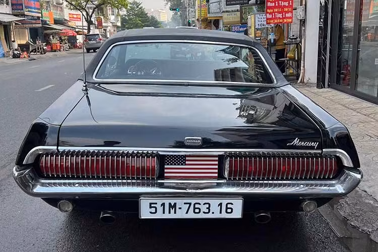Trong năm 1968, động cơ 289 tạm thời được thay thế bằng động cơ V8 302 cu in (4,9 L) được thiết kế cho các tiêu chuẩn khí thải liên bang mới. Động cơ này có công suất 210 mã lực với bộ chế hòa khí 2 họng hoặc 230 mã lực với bộ chế hòa khí 4 họng; với bộ chế hòa khí 2 họng là tiêu chuẩn trên XR-7.
