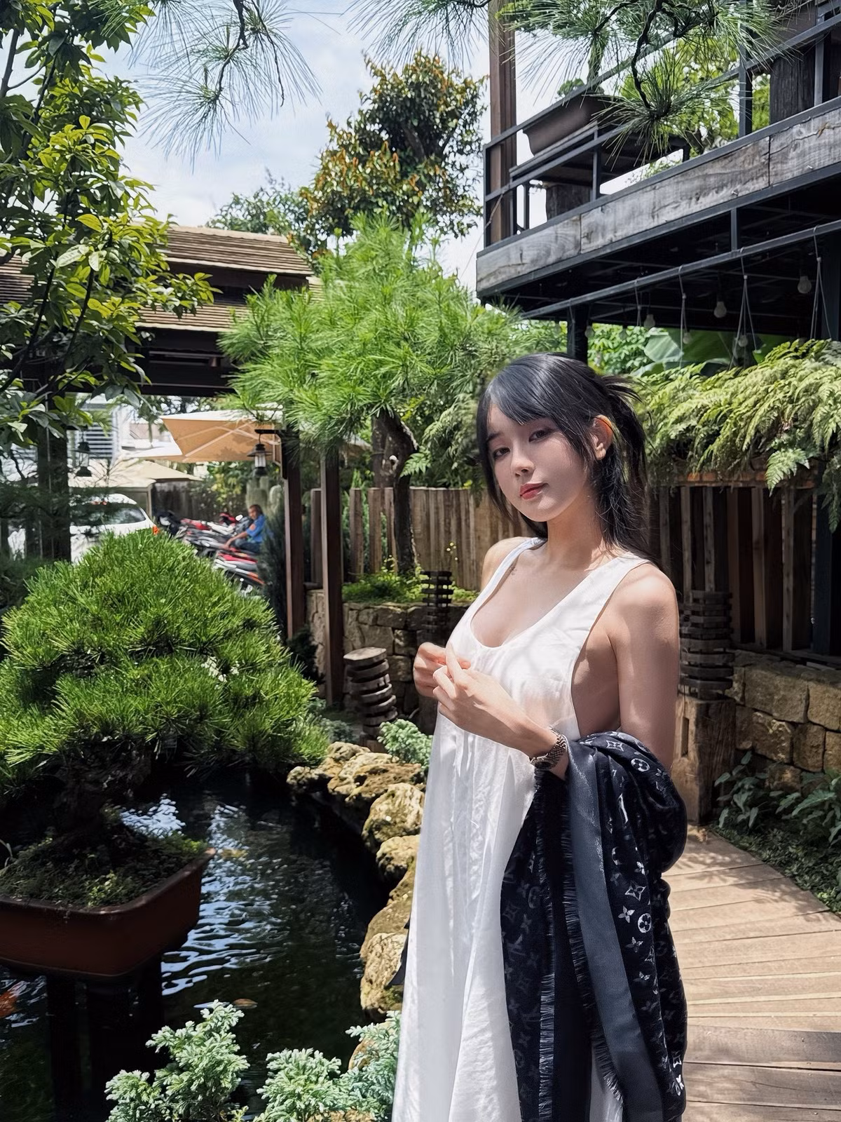 Tài khoản này tiếp tục công kích, cho rằng trước đây Bích Hạnh chụp ảnh khỏa thân, và bây giờ muốn "tẩy trắng". Song Bích Hạnh thẳng thắn bày tỏ đối phương nên đưa bằng chứng ra để nói chuyện. Cuối cùng, người này không đưa bất kỳ bằng chứng nào và đã xin lỗi cô.