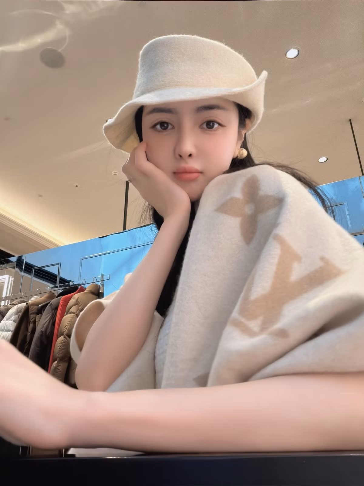 Được biết cô gái này là Phương Khánh Ly - một hot girl đang sống ở Dubai (thuộc Các Tiểu vương quốc Ả Rập Thống nhất - UAE).