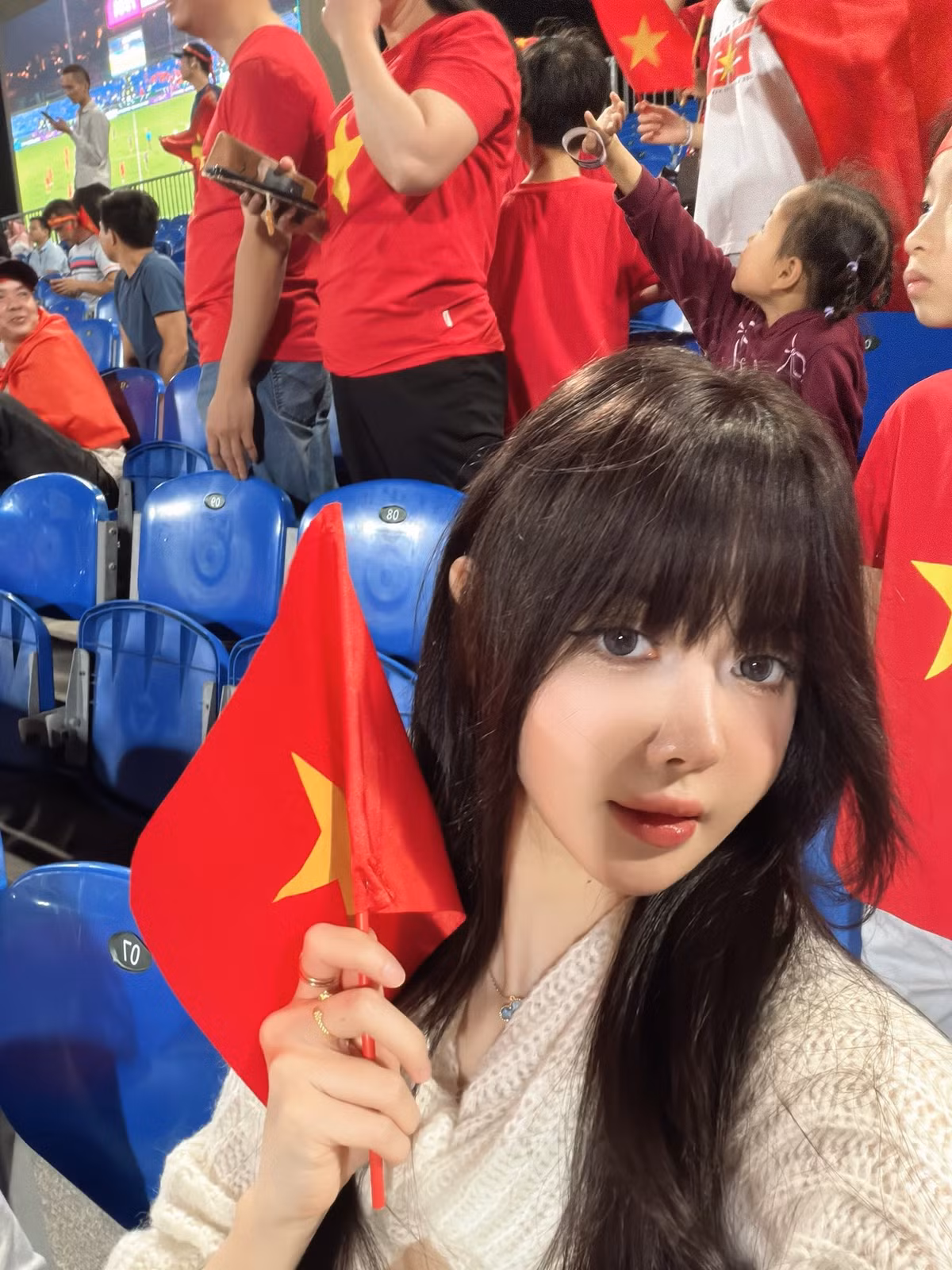 Phần lớn ý kiến khen xinh và nhận xét cô nàng có nét giống những mỹ nhân Vbiz đình đám như Thiều Bảo Trâm, Diệp Lâm Anh,...
