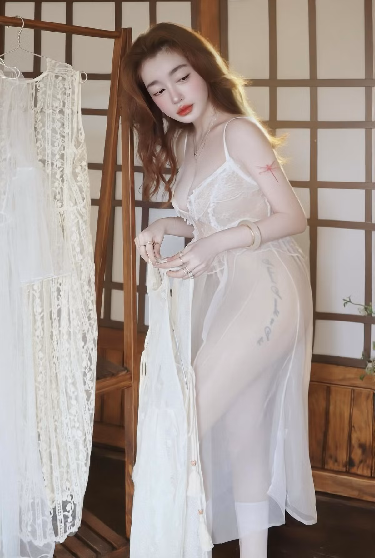 Trong video, Elly Trần nhẹ nhàng xoay người, khoe trọn đường cong gợi cảm dưới lớp váy mỏng manh như sương khói. Từng cử chỉ, ánh mắt và biểu cảm đều toát lên vẻ quyến rũ khó cưỡng.