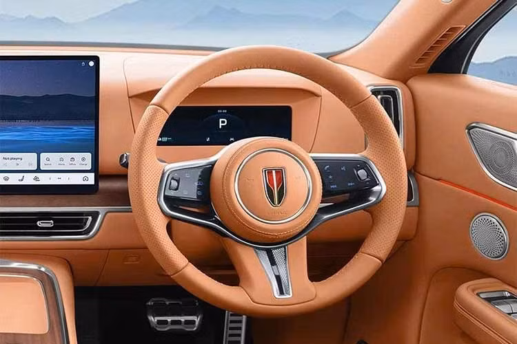 Hệ thống giải trí hỗ trợ các ngôn ngữ gồm tiếng Trung, Anh, Thái, Mã Lai và Indonesia, đi kèm kết nối 4G, tương thích Android Auto và Apple CarPlay.