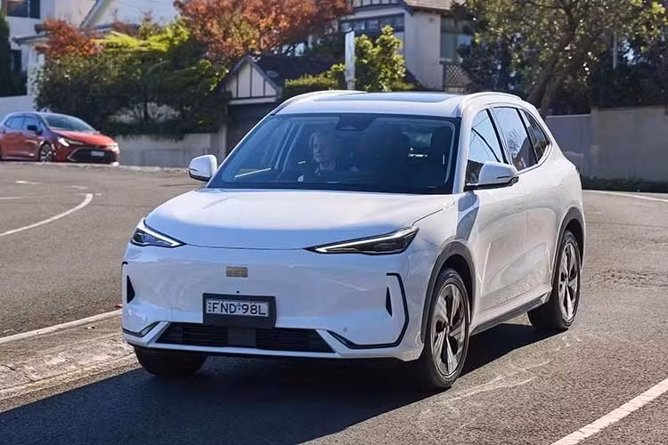 Tại Việt Nam, Geely EX5 hiện được trang bị hệ dẫn động cầu trước với động cơ điện có công suất 214 mã lực. Trong khi đó, phiên bản mới tại Trung Quốc – nơi xe được bán dưới tên gọi Geely Galaxy E5 – chuyển sang hệ dẫn động cầu sau cùng mô-tơ điện đơn mạnh hơn, cho công suất lên tới 328 mã lực.