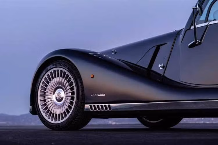 Phiên bản coupe được thiết kế cùng Pininfarina - đối tác từng tham gia phát triển mẫu Midsummer Barchetta nguyên bản. Do phần mui cứng mới làm thay đổi tỷ lệ tổng thể của xe nên các nhà thiết kế đã vuốt dốc chi tiết này để kết nối gọn gàng với phần đuôi phía sau. Phần lớn mui xe đều được làm bằng kính, giúp khoang nội thất tràn ngập ánh sáng đồng thời không tạo cảm giác nặng nề cho xe.