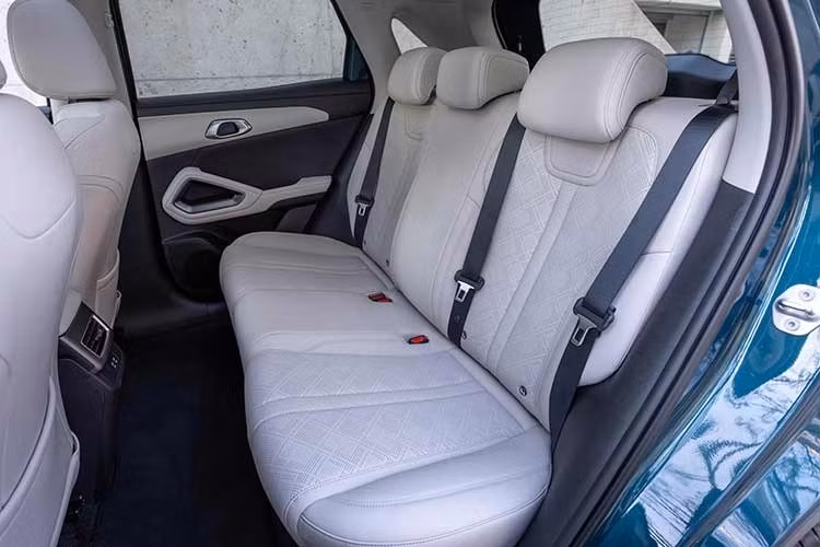 Như thường lệ, BYD vẫn giữ im lặng về các thông số chi tiết của phiên bản hybrid sạc điện Atto 2 DM-i. Tuy nhiên, dựa trên các hồ sơ đăng ký với cơ quan chức năng trước đó, xe sẽ có 2 phiên bản gồm Dynamic và Premium.