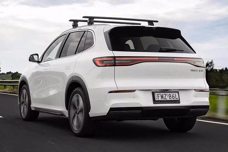 Theo thông tin trong hồ sơ, Geely EX5 mới có kích thước dài x rộng x cao lần lượt 4.636 x 1.920 x 1.670 mm và chiều dài cơ sở 2.750 mm. So với phiên bản cũ, xe dài hơn 21 mm. Hiện Geely chưa công bố liệu các nâng cấp về hệ truyền động và công nghệ trên bản Trung Quốc có được áp dụng cho các thị trường quốc tế hay không.