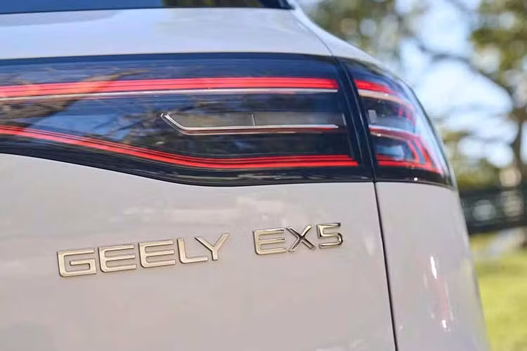 Về thiết kế, Geely chỉ tinh chỉnh nhẹ phần đầu xe với cản trước mới. Hốc gió hai bên được mở rộng hơn, thanh chia gió phía dưới nổi bật hơn và bổ sung hệ thống cửa gió khí động học chủ động nhằm tối ưu hiệu suất vận hành.
