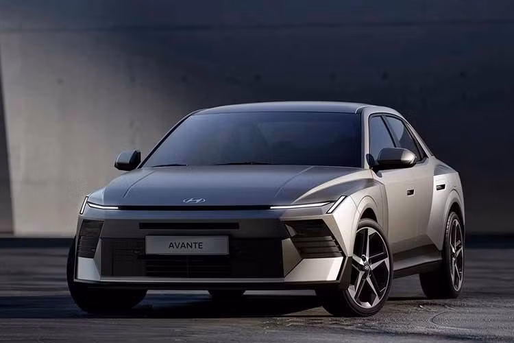 The All-New Avante vừa được hãng xe Hyundai giới thiệu tại triển lãm 2026 Busan Mobility Show. Đây là thế hệ thứ 8 của Avante, đánh dấu bản nâng cấp toàn diện sau khoảng 6 năm kể từ khi thế hệ thứ 7 được giới thiệu vào tháng 4/2020. Điểm nhấn đáng chú ý trên Avante mới là việc lần đầu được trang bị nền tảng giải trí thế hệ mới Pleos Connect.