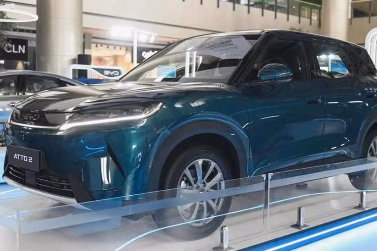BYD Atto 2 lần đầu tiên được giới thiệu tại Triển lãm Ô tô Quốc tế Manila dưới dạng một mẫu SUV cỡ nhỏ chạy hoàn toàn bằng điện. Đến nay, BYD Philippines lại bất ngờ xác nhận việc mẫu SUV cỡ nhỏ này sẽ có thêm phiên bản hybrid sạc điện DM-i. Xe vừa được trưng bày trước công chúng trong khuôn khổ sự kiện BYD Tech Tour diễn ra từ ngày 19-21/6 tại Philippines.