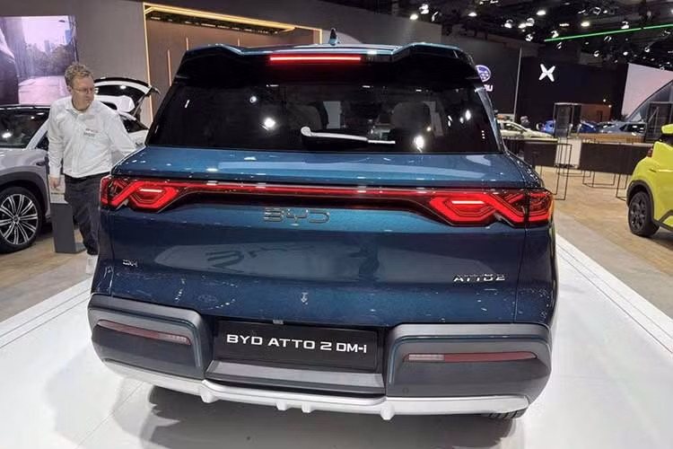 Dù dùng hệ truyền động nào, BYD Atto 2 cũng có các trang bị an toàn tiêu chuẩn gồm 4 túi khí, hệ thống chống bó cứng phanh ABS kết hợp phân phối lực phanh điện tử EBD, cân bằng điện tử, hỗ trợ khởi hành ngang dốc, hệ thống giám sát áp suất lốp, cảm biến đỗ xe phía sau và camera lùi.
