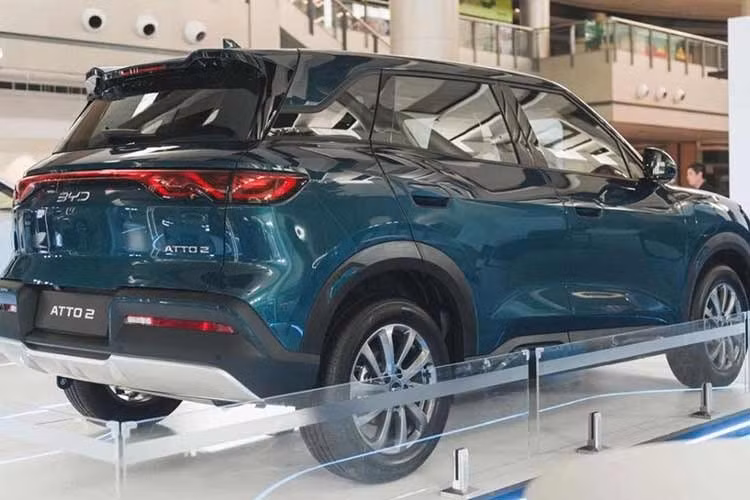 Dựa trên các thông số chứng nhận kiểu loại, BYD Atto 2 DM-i 2026 mới còn dài hơn 20 mm và cao hơn 1 mm so với phiên bản thuần điện. Tuy nhiên, các trang bị ngoại thất là tương đồng, ngoại trừ việc Atto 2 DM-i Premium sử dụng bộ mâm lớn hơn với đường kính 16 inch ở bản thấp và 17 inch ở bản cao.