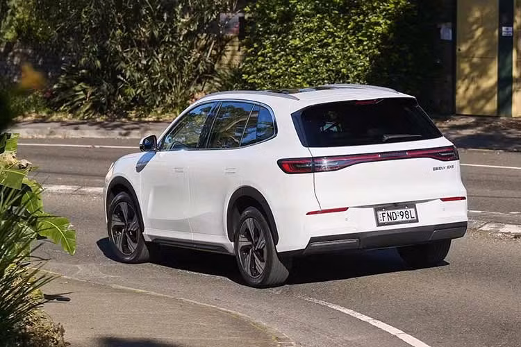 Việc mẫu xe SUV Geely Galaxy E5 2027 của Trung Quốc chuyển sang hệ dẫn động cầu sau được xem là thay đổi lớn nhất trên phiên bản nâng cấp, hứa hẹn cải thiện đáng kể khả năng tăng tốc cũng như cảm giác lái.