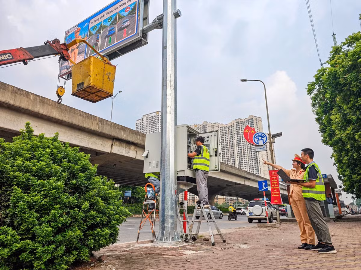 Trong các khung giờ cao điểm, màn hình sẽ hiển thị tình trạng ùn tắc tại nút giao phía trước, đồng thời đưa ra các hướng dẫn phân luồng hoặc gợi ý lộ trình thay thế để người dân chủ động lựa chọn hướng đi phù hợp, hạn chế ùn ứ.