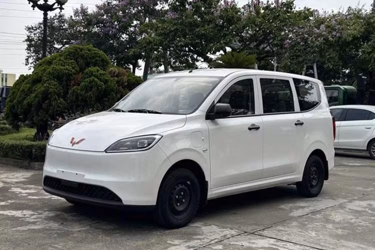 Theo thông tin từ một số đại lý, mẫu MPV thuần điện Wuling Grango EV đã bắt đầu nhận đặt cọc tại Việt Nam với giá dự kiến khoảng 499 triệu đồng. Khách hàng đặt cọc sớm 16 triệu đồng sẽ được tặng kèm bộ sạc 7 kW, thời gian bàn giao xe dự kiến bắt đầu từ ngày 1/6/2026.