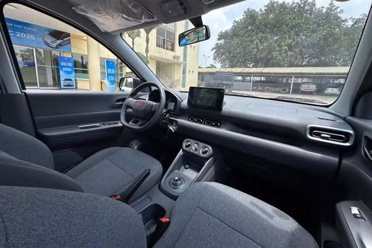 Khoang nội thất của Wuling Grango được bố trí theo cấu hình 2+2+3 với hàng ghế thứ hai dạng ghế cơ trưởng có tựa tay riêng. Điểm đáng chú ý là cả ba hàng ghế đều có thể gập phẳng hoàn toàn, cho phép mở rộng dung tích khoang hành lý lên tới 2.800 lít khi cần chở nhiều đồ.