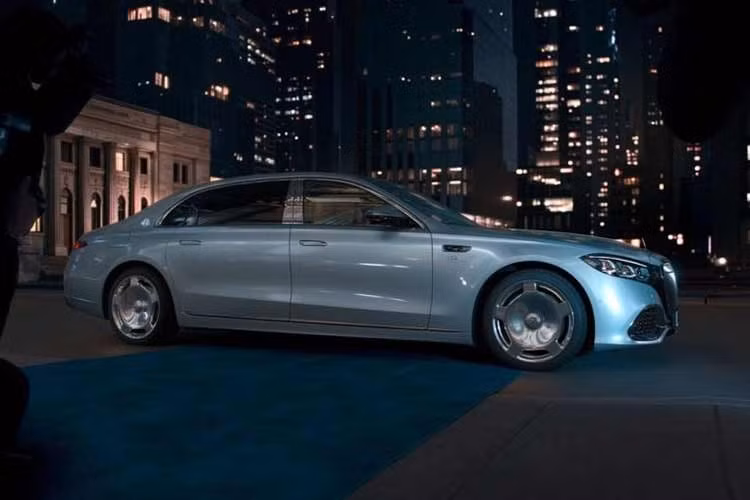 Khác với phiên bản S 580, mẫu S 680 được trang bị khối động cơ V12 có dung tích lớn hơn, cho ra công suất tối đa lên đến 630 mã lực. Tại thị trường Đức, phiên bản sedan siêu sang này có mức giá khởi điểm vào khoảng 235.000 Euro (tương đương khoảng 7,2 tỷ đồng).