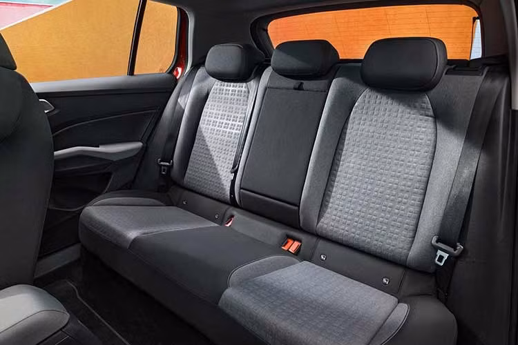 Về trang bị an toàn, xe sở hữu hệ thống 7 túi khí tiêu chuẩn. Các công nghệ hỗ trợ người lái sẵn có gồm Hỗ trợ giữ làn, Cảnh báo điểm mù và phương tiện cắt ngang phía sau, Phanh khẩn cấp phía trước và camera quét chuyển động mắt nhằm cảnh báo mệt mỏi cho người lái. Gói công nghệ nâng cao Travel Assist 3.0 tùy chọn sẽ bổ sung thêm các tính năng đỗ xe tự động từ xa và hỗ trợ lái khi kẹt xe.