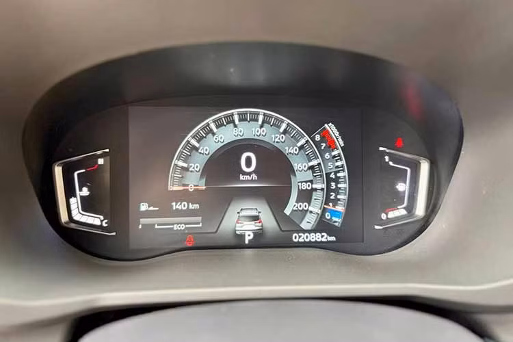 Ở thời điểm mới ra mắt, Mitsubishi Xpander Cross 2024 có giá niêm yết dao động quanh mức hơn 690 triệu đồng. Nếu tính chi phí lăn bánh tại các thành phố lớn, người mua thường phải chi khoảng 740 - 760 triệu đồng tùy địa phương và thời điểm. Như vậy, mức giá sang tay 595 triệu, chủ xe cũng mất khoản khấu hao không nhỏ.