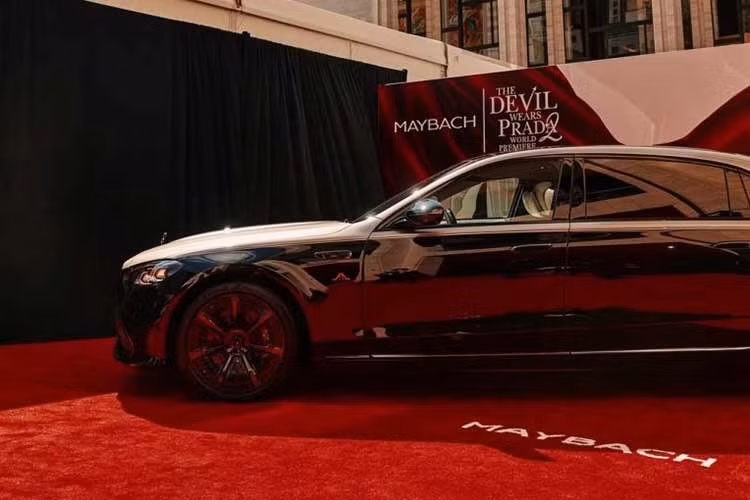 So với các phiên bản tiêu chuẩn, biến thể Mercedes-Maybach S 580 Night Series đặc biệt này sở hữu nhiều chi tiết sơn đen như lưới tản nhiệt, logo thương hiệu tại cột C và khu vực khoang hành lý.