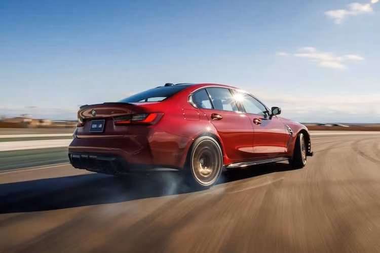 BMW M3 CS Handschalter 2027 sẽ được bán độc quyền tại Mỹ và Canada với giá khởi điểm từ 107.100 USD, cộng thêm phí vận chuyển và xử lý 1.350 USD tại Mỹ.