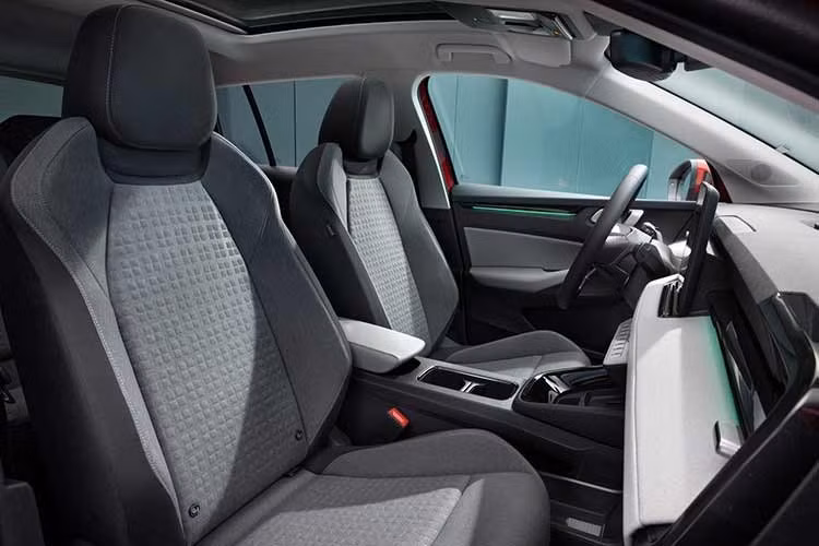 Phía sau vô-lăng của Skoda Epiq cũng là một màn hình điện tử hiển thị thay đồng hồ truyền thống. Xe tích hợp ứng dụng kết nối MySkoda hỗ trợ điều khiển các chức năng từ xa và tính năng khóa kỹ thuật số (Digital Key).