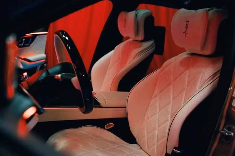 Không gian cabin của mẫu xe độc bản này sử dụng chất liệu da Nappa Exclusive cao cấp màu vàng Macchiato Beige, kết hợp cùng các mảng ốp gỗ họa tiết xương cá (Herringbone). Tên bộ phim "The Devil Wears Prada 2" được dập trang trọng tại khu vực tựa tay hàng ghế trước.