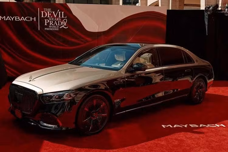 Để phục vụ cho chuỗi sự kiện công chiếu và quảng bá "The Devil Wears Prada 2 - Yêu nữ thích hàng hiệu 2", hãng xe sang Đức đã chế tác riêng một phiên bản đặc biệt mang tên Mercedes-Maybach S 580 Night Series. Mẫu sedan siêu sang độc bản này sở hữu những chi tiết nâng cấp độc quyền, gắn liền với sự xa hoa của nhân vật "bà trùm" thời trang Miranda Priestly trong phim.
