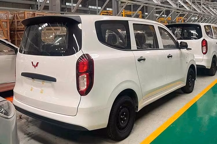 Wuling Grango thực chất là tên thương mại của mẫu HG7 khi mở bán tại Việt Nam. Xe được định vị ở phân khúc MPV 7 chỗ giá rẻ, hướng đến nhóm khách hàng gia đình hoặc kinh doanh dịch vụ vận tải. Với mức giá quanh 500 triệu đồng, mẫu xe này sẽ cạnh tranh trực tiếp cùng các dòng MPV chạy xăng như Mitsubishi Xpander hay Hyundai Stargazer.