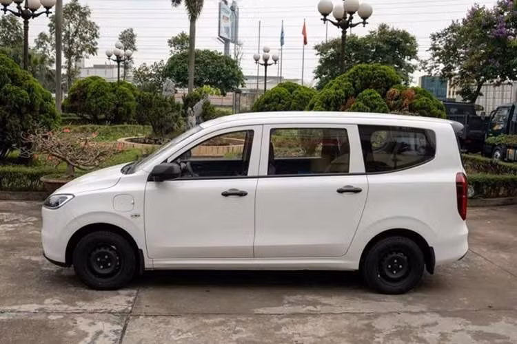 Ở giai đoạn đầu, mẫu MPV điện Wuling Grango nhiều khả năng chỉ được phân phối với một phiên bản thuần điện duy nhất. Theo nhà phân phối thông tin, xe sẽ lăn bánh được khoảng 300 km sau mỗi lần sạc đầy theo chuẩn CLTC.