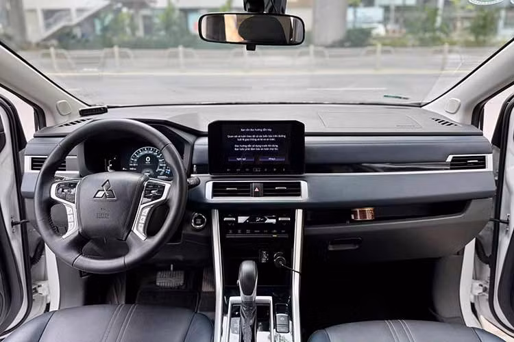 Quan sát hình ảnh thực tế cho thấy ngoại thất xe còn mới, khoang cabin chưa xuất hiện dấu hiệu hao mòn lớn. Bộ ghế da sáng màu cùng hàng ghế thứ hai và thứ ba vẫn giữ được độ căng khá tốt, các chi tiết cũng được chủ xe khá giữ gìn.