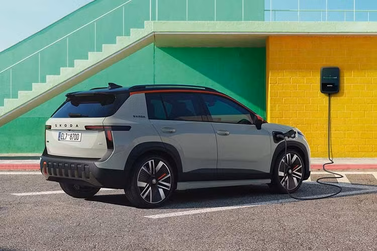 Trong giai đoạn đầu, Skoda giới thiệu phiên bản đặc biệt Epiq First Edition sử dụng cấu hình động cơ và pin của bản Epiq 55. Phiên bản này có các nhận diện riêng bao gồm: màu sơn hai tông màu (mui đen), các chi tiết trang trí màu cam Navajo tại cản trước/sau, mâm xe hợp kim 20 inch, vô-lăng thể thao ba chấu thêu chỉ đỏ và dây đai an toàn màu cam phía trong cabin.