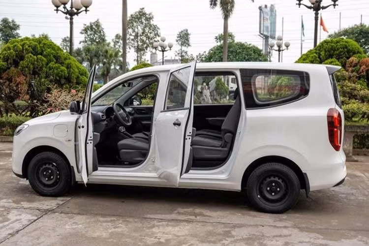 Nhưng hình ảnh cho thấy Grango theo đuổi phong cách tối giản và thực dụng. Phần đầu xe được bo tròn, sử dụng mặt ca-lăng đóng kín đặc trưng của xe điện. Các chi tiết như tay nắm cửa, ốp gương hay mâm thép đều được sơn đen nhằm tối ưu chi phí sản xuất. Nhiều khả năng phiên bản thương mại sẽ được bổ sung thêm ốp nhựa cho bộ mâm để tăng tính thẩm mỹ.
