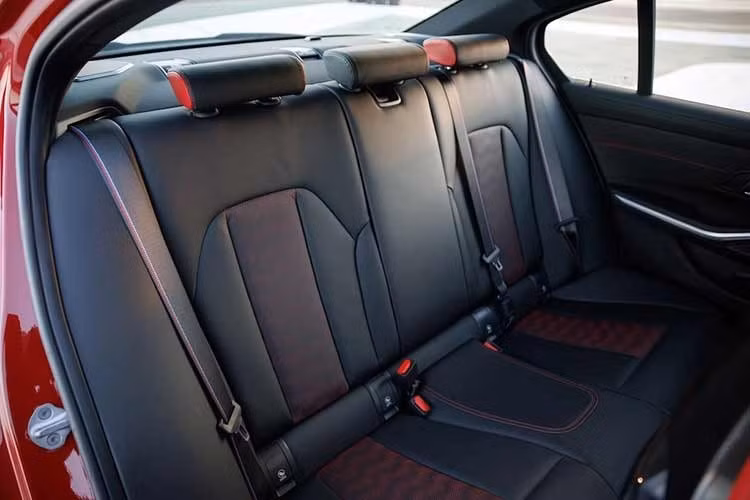 Các trang bị bằng sợi carbon bên trong và bên ngoài xe hoàn toàn tương tự như trên phiên bản CS tiêu chuẩn, bao gồm sợi carbon trên nóc xe, nắp ca-pô, bộ chia gió phía trước, ốp gương chiếu hậu, bộ khuếch tán phía sau và cánh gió sau, trong khi nội thất có ghế ngồi kiểu thể thao M Carbon tiêu chuẩn.