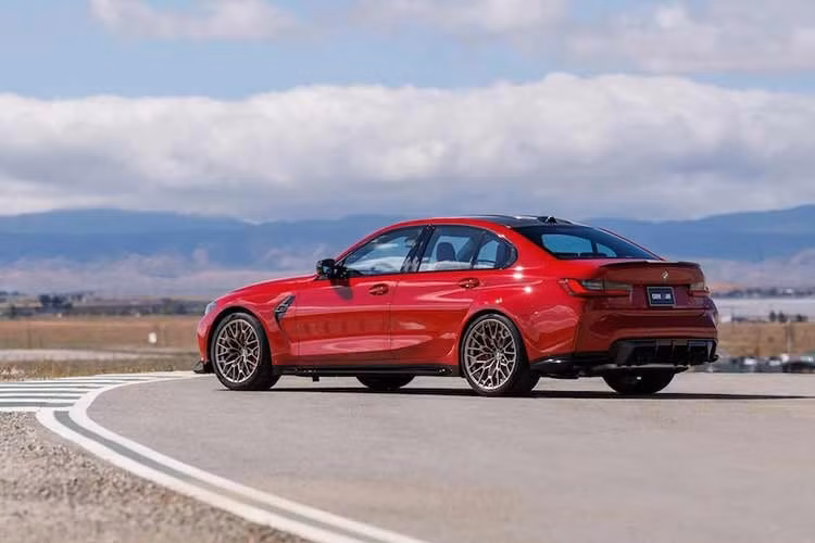 Được gọi là Handschalter, chiếc sedan thể thao này trông giống như bất kỳ chiếc BMW M3 CS nào khác, nhưng đây là phiên bản duy nhất được trang bị hộp số sàn 6 cấp và hệ dẫn động cầu sau.