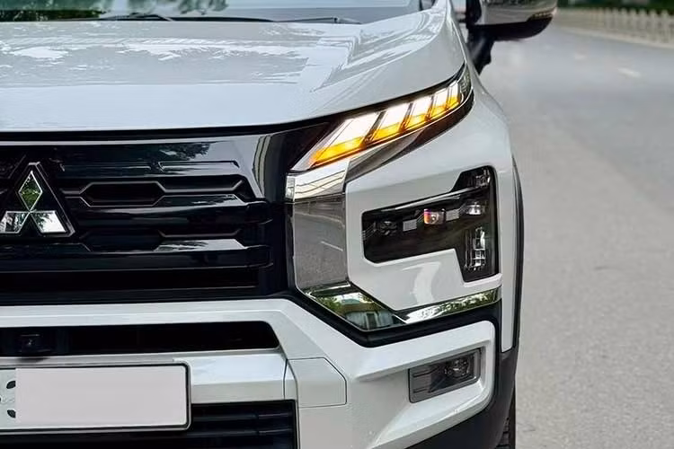 Phần mô tả cho biết xe vẫn còn đủ 5 lốp theo xe, ngụ ý chưa sử dụng lốp dự phòng và đã kiểm tra 160 hạng mục theo tiêu chuẩn hãng. Chủ xe cũng cho biết xe còn bảo hành toàn quốc tới năm 2027. Danh sách phụ kiện đi kèm khá nhiều, gồm camera 360 độ, camera hành trình, phim cách nhiệt, nẹp cửa và một số trang bị tiện ích khác...