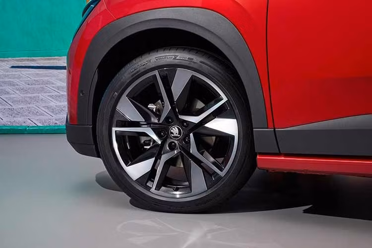 Hệ thống chiếu sáng trước và sau sử dụng công nghệ LED với tạo hình chữ T độc bản, đi kèm tùy chọn đèn chiếu sáng Matrix LED cao cấp. Dù thuộc phân khúc nhỏ, Epiq được trang bị bộ mâm lên tới 20 inch trên bản đặc biệt. Hệ số cản gió của xe đạt mức 0,275 nhờ tối ưu khí động học qua mâm xe, cánh gió sau và hệ thống cửa chớp làm mát chủ động phía trước cản xe.