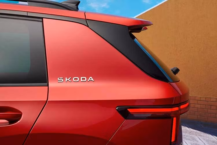 Skoda Epiq có chiều dài tổng thể 4.171 mm, rộng 1.798 mm, cao 1.581 mm và chiều dài cơ sở đạt 2.601 mm. Đây là mẫu xe thương mại đầu tiên của Skoda áp dụng ngôn ngữ thiết kế mới mang tên Modern Solid. Do là xe điện, phần đầu xe trang bị mặt ca-lăng đen bóng Tech-Deck Face thay vì lưới tản nhiệt truyền thống.
