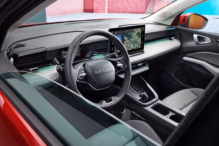 Nội thất của Skoda Epiq sử dụng vật liệu nhân tạo và tái chế, không có nguồn gốc động vật. Ghế ngồi hoàn thiện bằng chất liệu giả da Techtona kết hợp sợi polyester tái chế (PES). Khu vực điều khiển trung tâm sở hữu màn hình cảm ứng 13 inch chạy hệ điều hành nền tảng Android, kết hợp các phím bấm vật lý dạng phím tắt ở phía dưới.