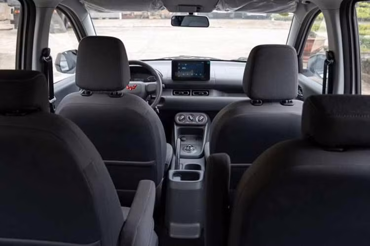 Trang bị bên trong xe tập trung vào tính thực dụng với điều hòa chỉnh cơ, ghế nỉ, cụm đồng hồ analog kết hợp màn hình đa thông tin nhỏ và chìa khóa cơ. Dù vậy, Grango vẫn được trang bị màn hình cảm ứng trung tâm 8 inch hỗ trợ kết nối điện thoại thông minh cùng núm xoay chuyển số điện tử hiện đại.