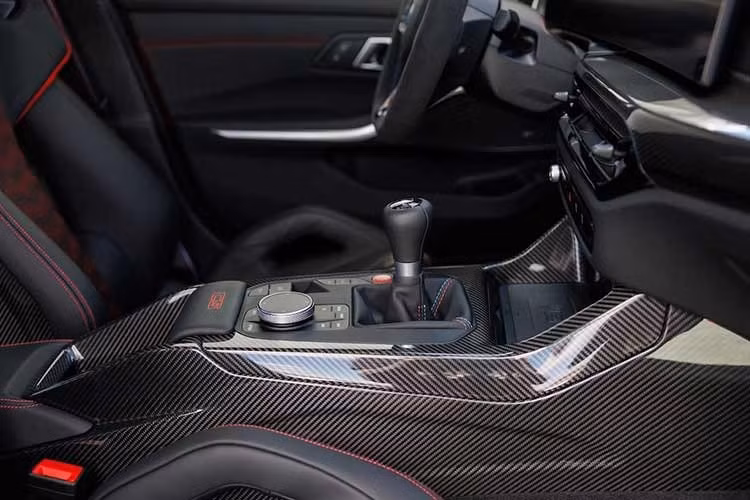 Khách hàng có thể đặt mua BMW M3 CS Handschalter với màu Xanh Isle of Man hoặc Đen Sapphire metallic mà không mất thêm phí, trong khi các màu tùy chọn Đỏ Imola và Tím Techno metallic có giá khoảng 4.500 USD cho mỗi màu.