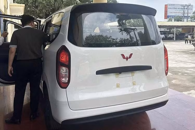 Về kích thước, Wuling Grango sở hữu thông số dài x rộng x cao lần lượt 4.515 x 1.725 x 1.790 mm, đi cùng chiều dài cơ sở 2.850 mm. Chiều dài tổng thể của xe tương đương nhóm MPV cỡ B, tuy nhiên trục cơ sở lại tiệm cận các mẫu MPV hạng trung như Toyota Innova Cross, hứa hẹn mang đến không gian cabin rộng rãi hơn cho hàng ghế thứ hai và thứ ba.